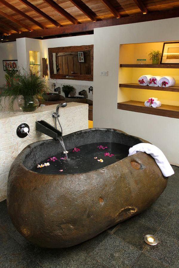 phòng tắm có bồn tắm bằng đá